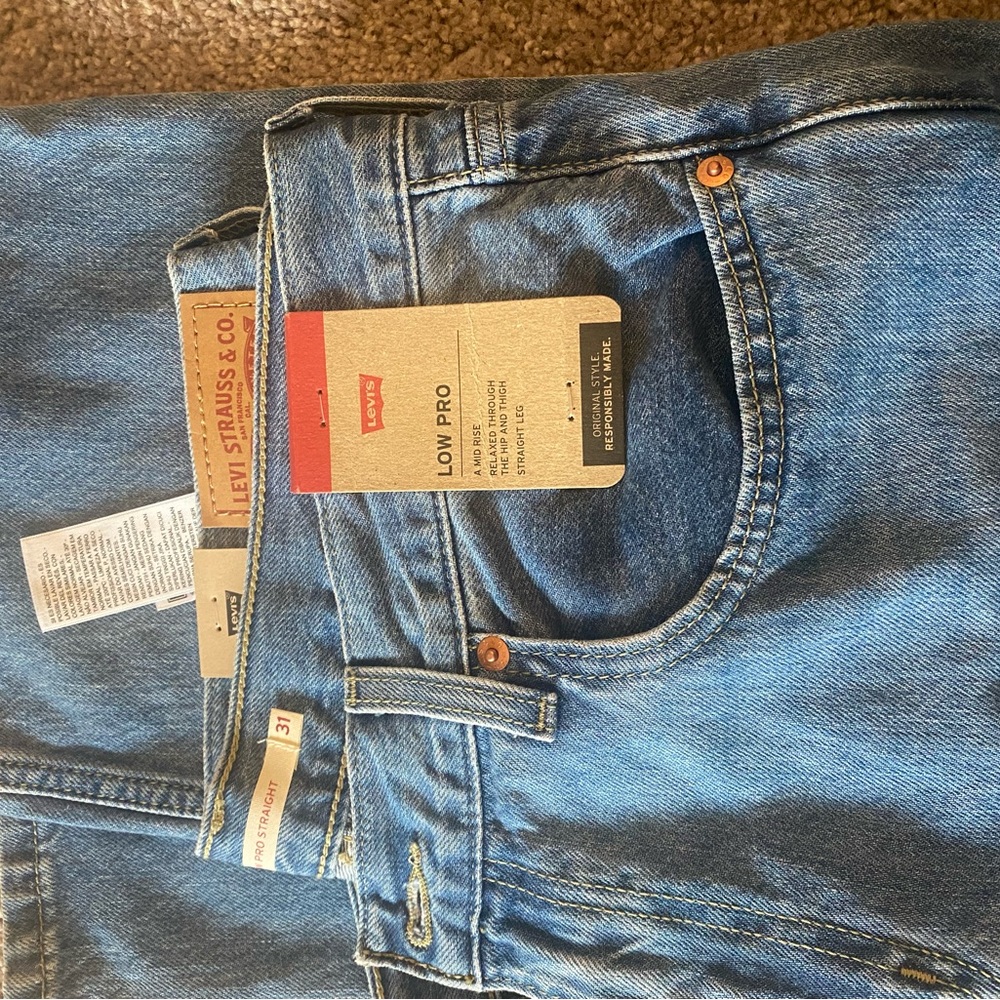 New Woman's Levi Jeans - Picture 2 of 2